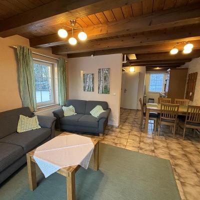 Albersrosenhof Spielplatzeiche2024 01 Mittel