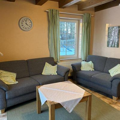 Albersrosenhof Spielplatzeiche2024 02 Mittel