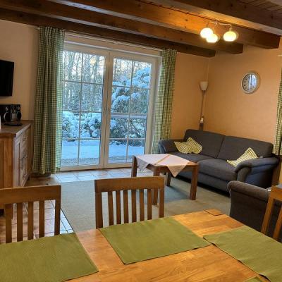 Albersrosenhof Spielplatzeiche2024 03 Mittel