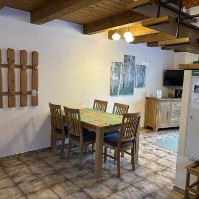 Albersrosenhof Spielplatzeiche2024 04 Mittel